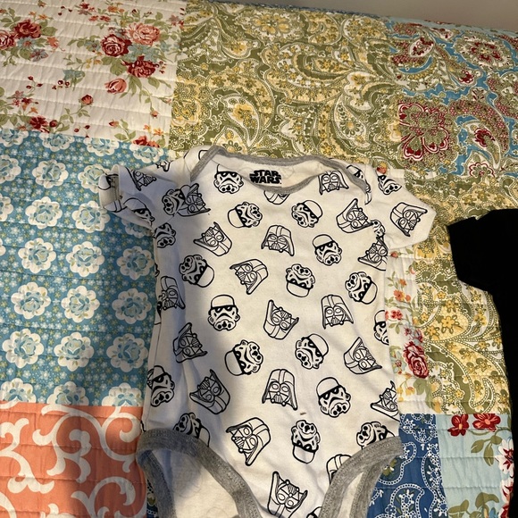 Lot of 4 infant boys Star Wars outfits 18 months gently worn - Picture 5 of 6
